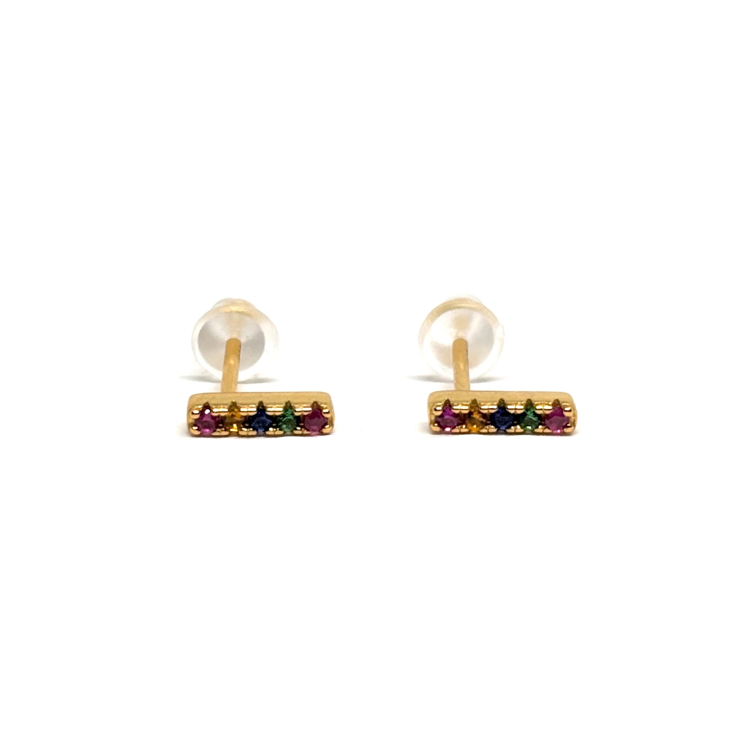 Boucles d’oreilles puces femme en argent 925 doré à l’or 18k, ornées de petites barres serties de zircons colorés. Bijou minimaliste et lumineux, décliné en 4 couleurs éclatantes pour un style moderne et raffiné. Accessoire doré élégant, parfait pour sublimer une tenue du quotidien ou ajouter une touche de couleur à un look habillé. Légères, confortables et hypoallergéniques, ces puces en argent doré conservent leur éclat durablement. Cadeau idéal pour femme aimant les bijoux fins, dorés et contemporains.